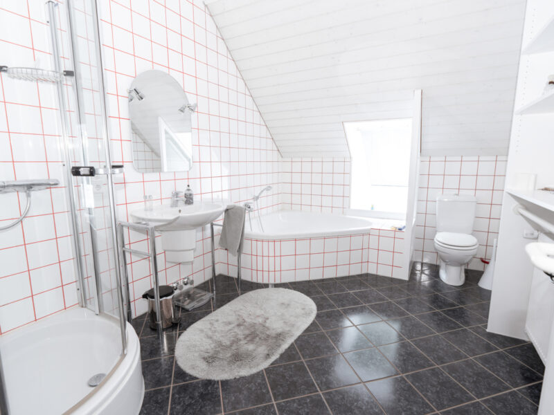 2. Badezimmer Haupthaus — Exklusiver Landsitz vor den Toren Lingens – mit Gästehaus, und vielfältigen Nutzungsmöglichkeiten, Lingen / Clusorth