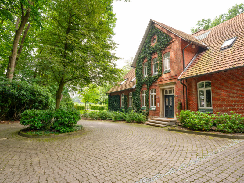 PKW-Rondell vor Haupthaus — Exklusiver Landsitz vor den Toren Lingens – mit Gästehaus, und vielfältigen Nutzungsmöglichkeiten, Lingen / Clusorth