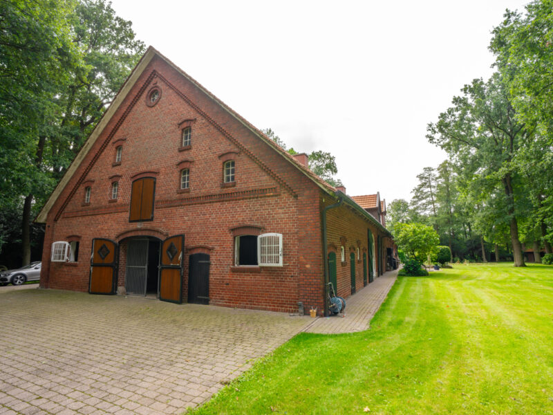 Seitenansicht - Eingang der 4 Pferdeboxen — Exklusiver Landsitz vor den Toren Lingens – mit Gästehaus, und vielfältigen Nutzungsmöglichkeiten, Lingen / Clusorth